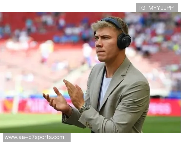 霍伊伦禁区内精彩抽射险些戴帽可惜高出横梁令人叹息